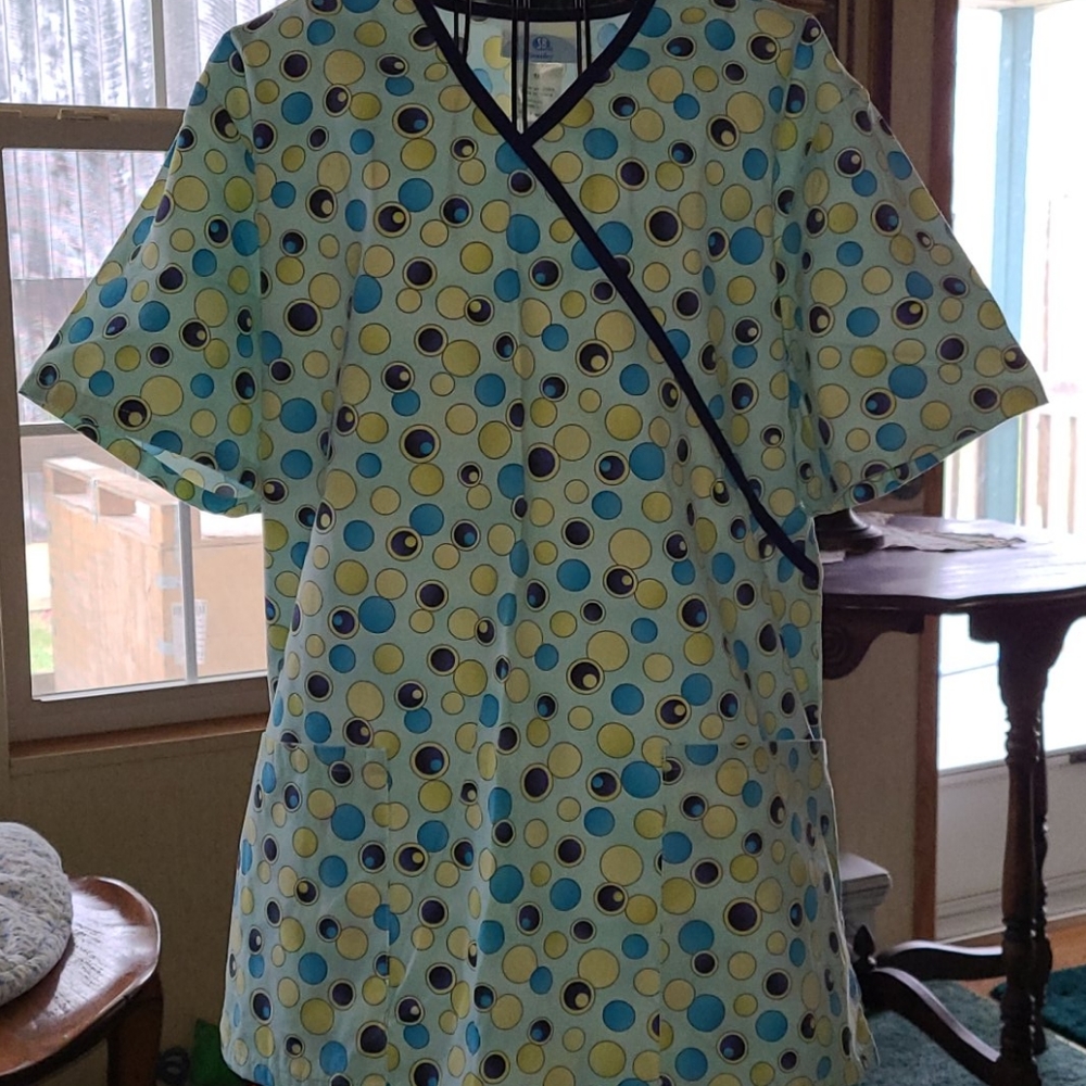 Dots scrub top